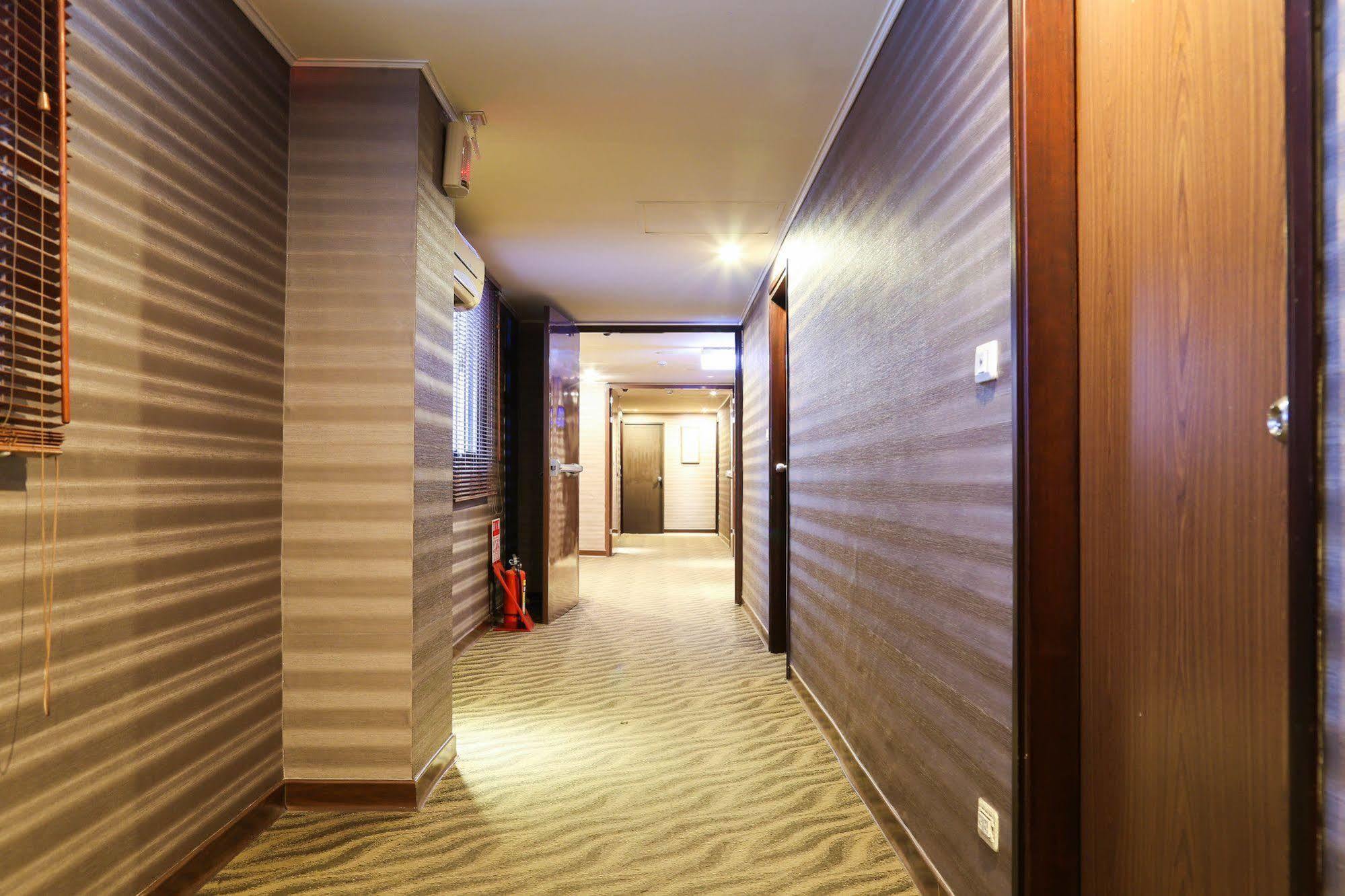 Unique Hotel Hualien Buitenkant foto